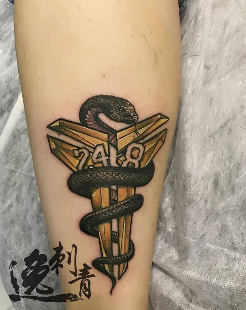 黑曼巴科比纹身图片_脚部欧美写实纹身图案