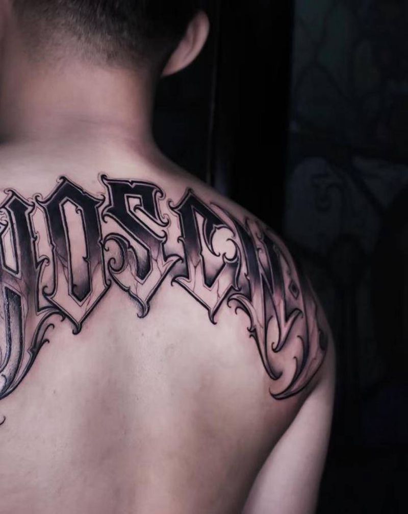 詹姆斯同款字，天选之子纹身图片_背部纹身图案