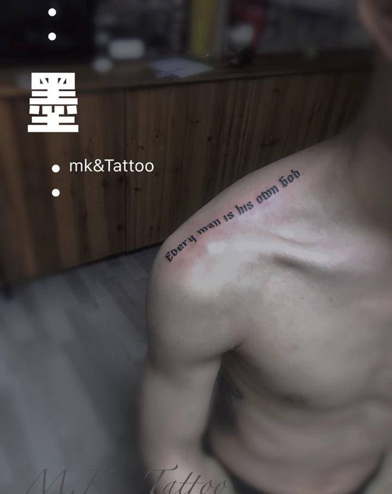 字母纹身图片_肩部纹身图案