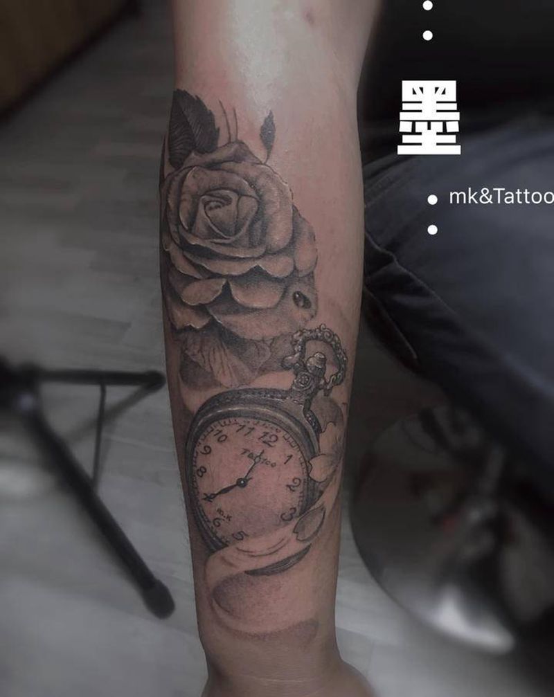 花时钟纹身图片_手部纹身图案