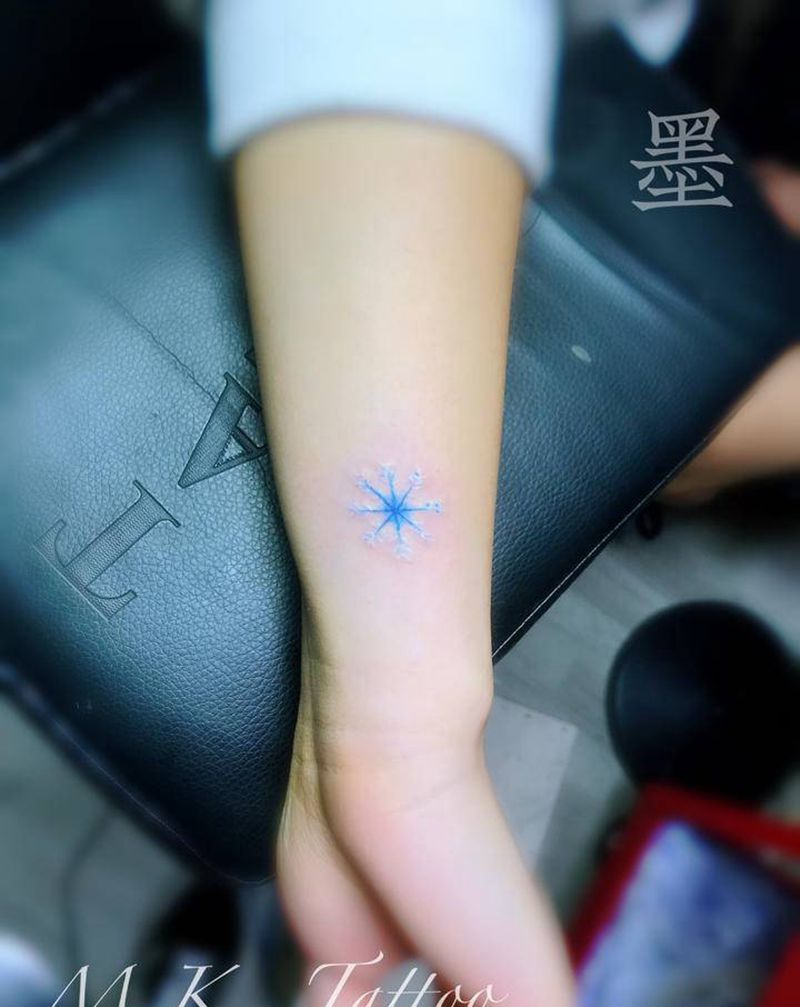 小雪花纹身图片_手部纹身图案