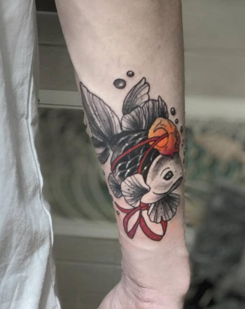 金鱼纹身图片_手臂手部老传统New School纹身图案