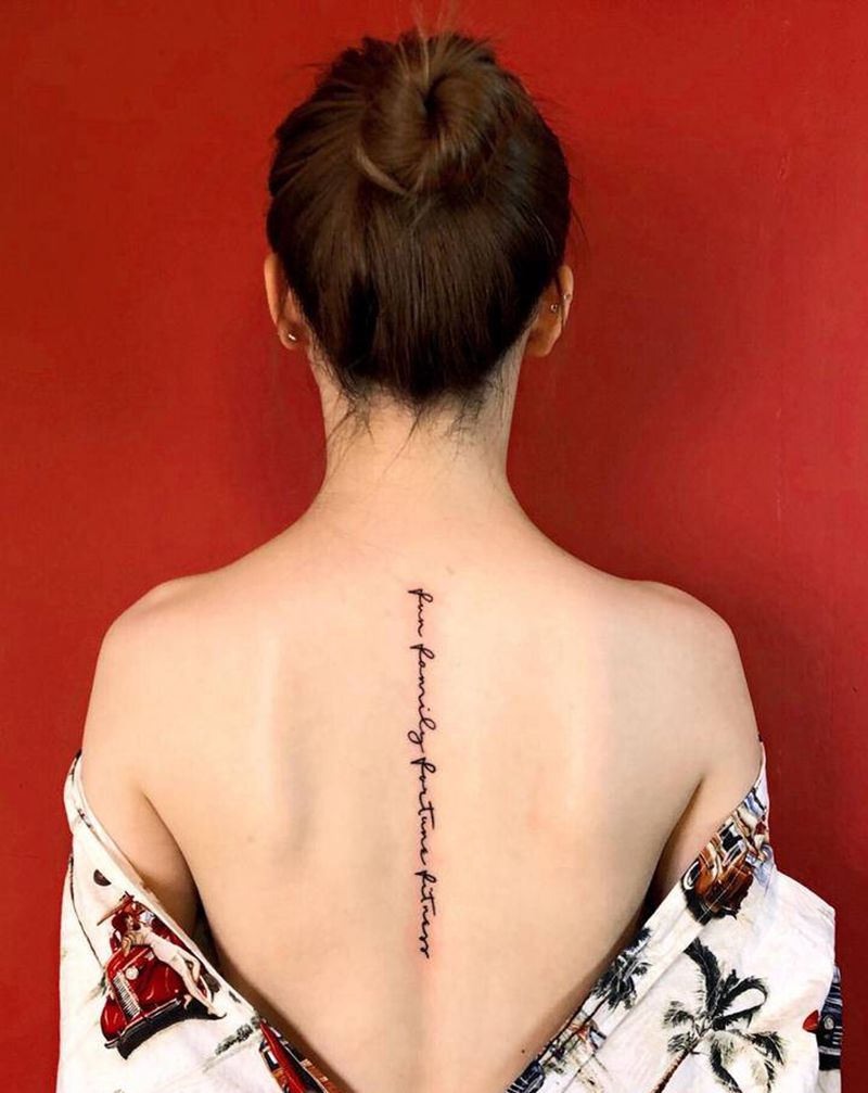 小清新锁骨英文纹身图片_背部小清新纹身图案