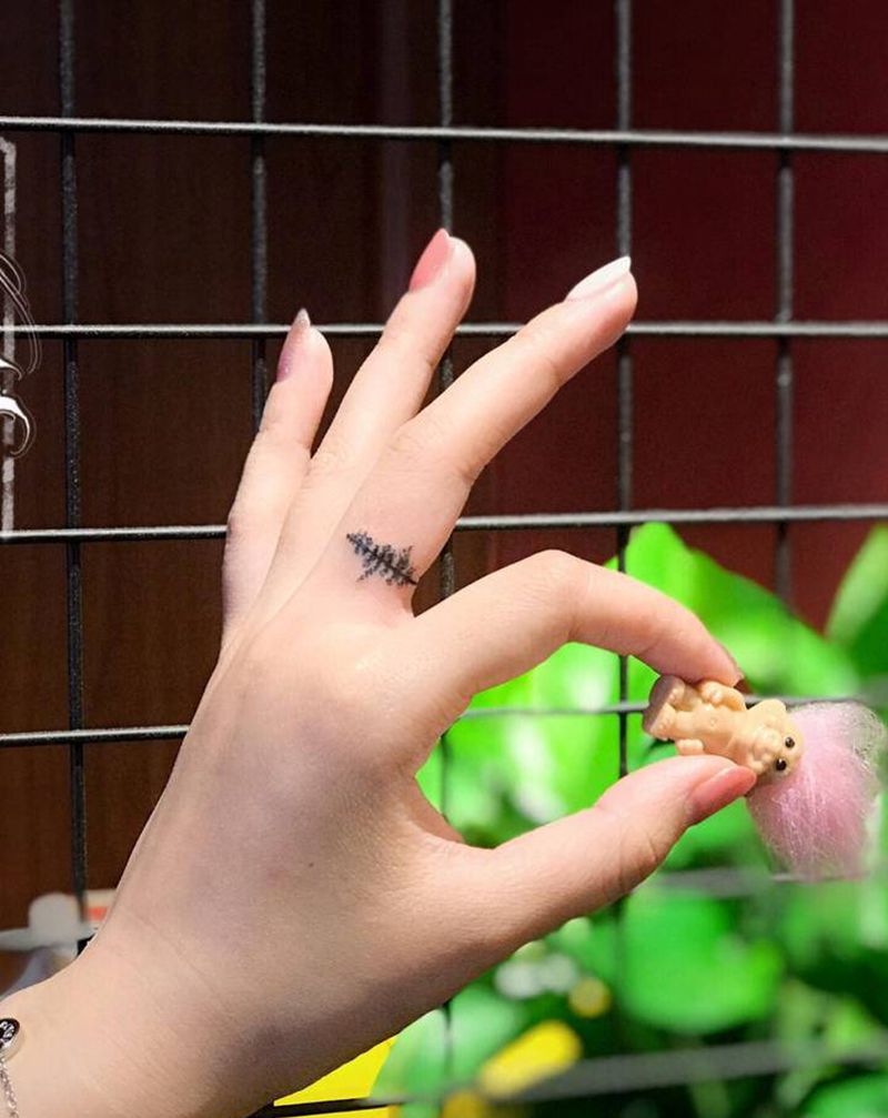 小清新遮盖纹身图片_手部点刺小清新纹身图案