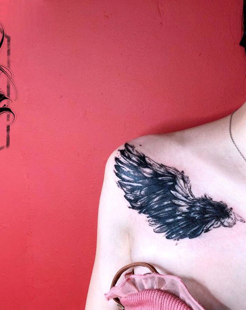 翅膀遮盖纹身图片_肩部欧美写实遮盖纹身图案