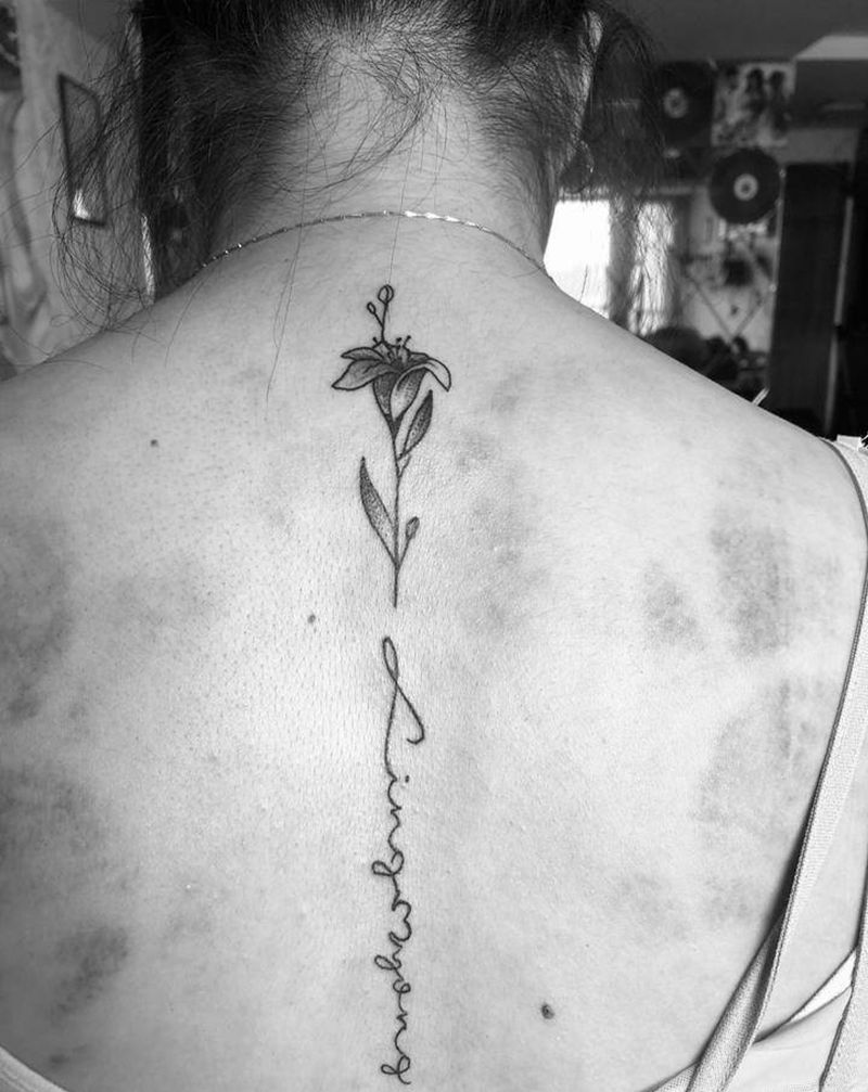 小清新纹身图片_背部花体字水彩纹身图案