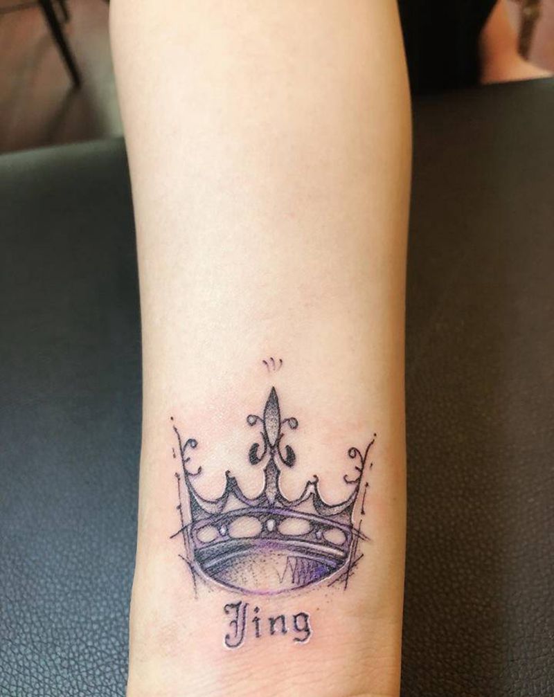 皇冠纹身图片_手部点刺水彩纹身图案