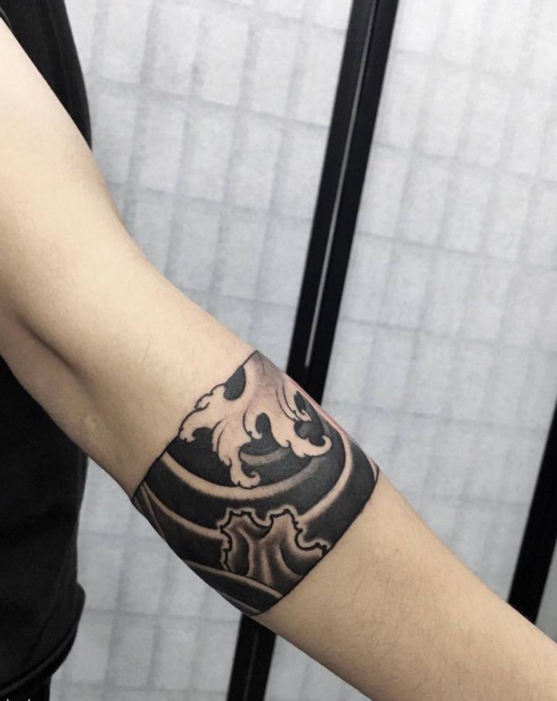 水要流动起来纹身图片_手部手臂新传统臂环纹身图案