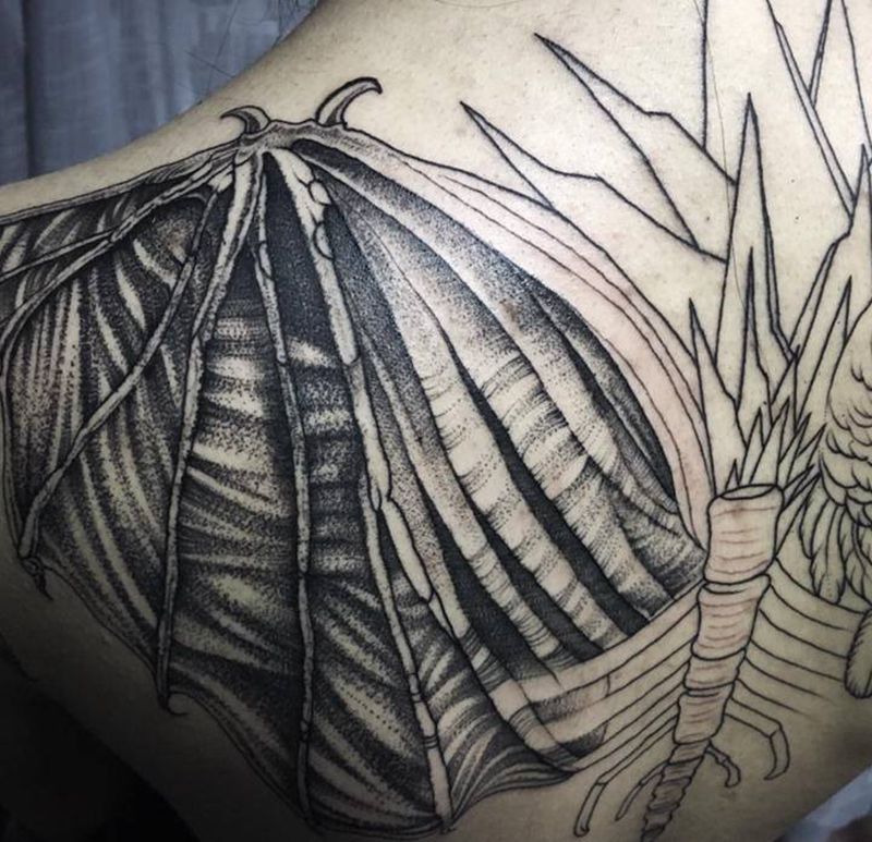 翅膀纹身图片_肩部背部点刺欧美写实纹身图案