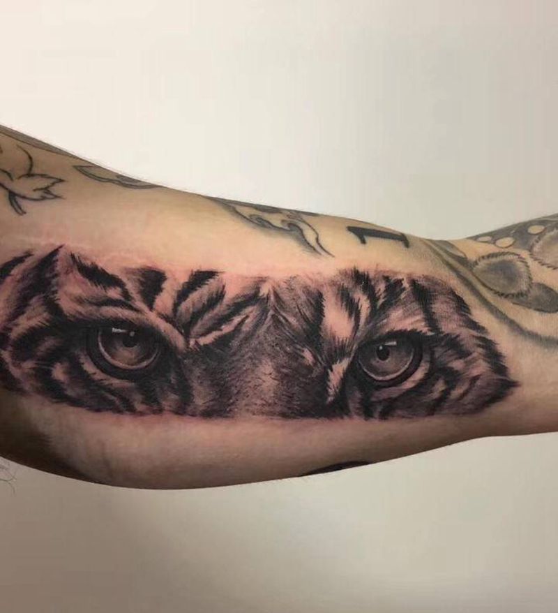 写实老虎眼睛纹身图片_手部欧美写实纹身图案