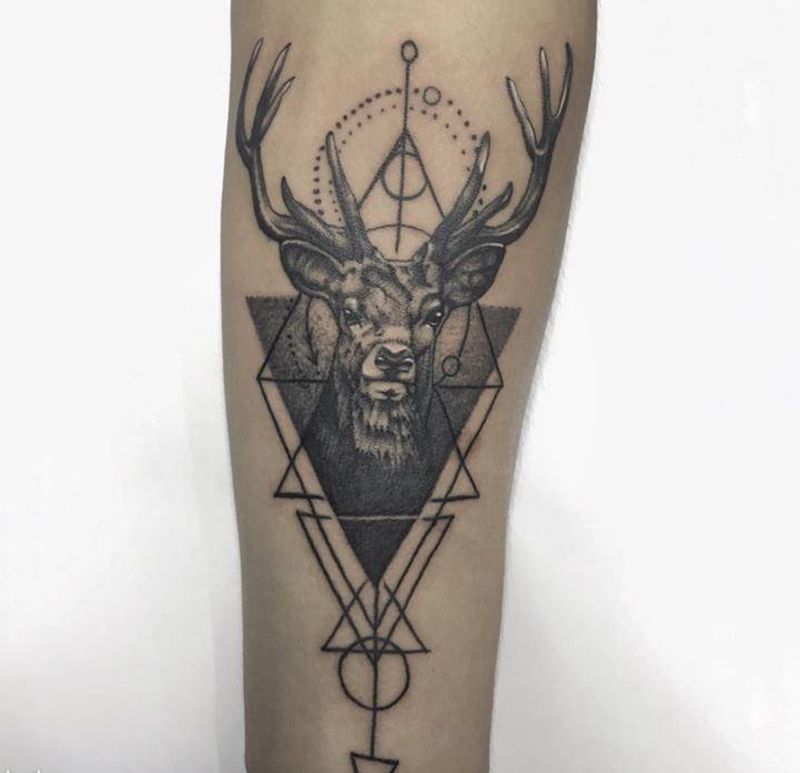 鹿纹身图片_手部几何点刺纹身图案