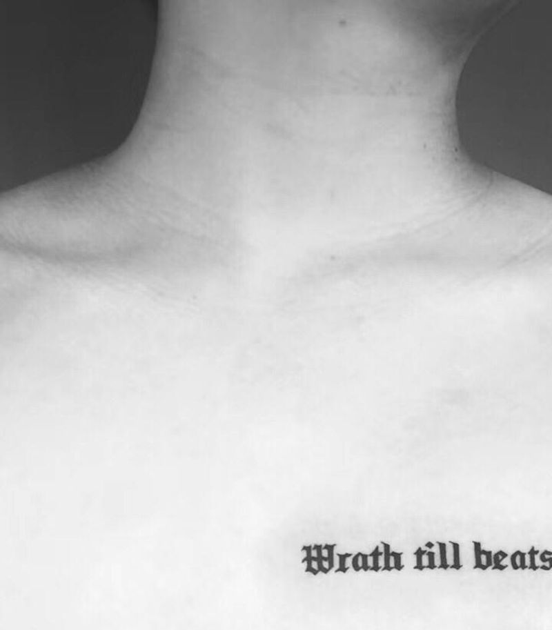 哥特字母纹身图片_胸部哥特纹身图案