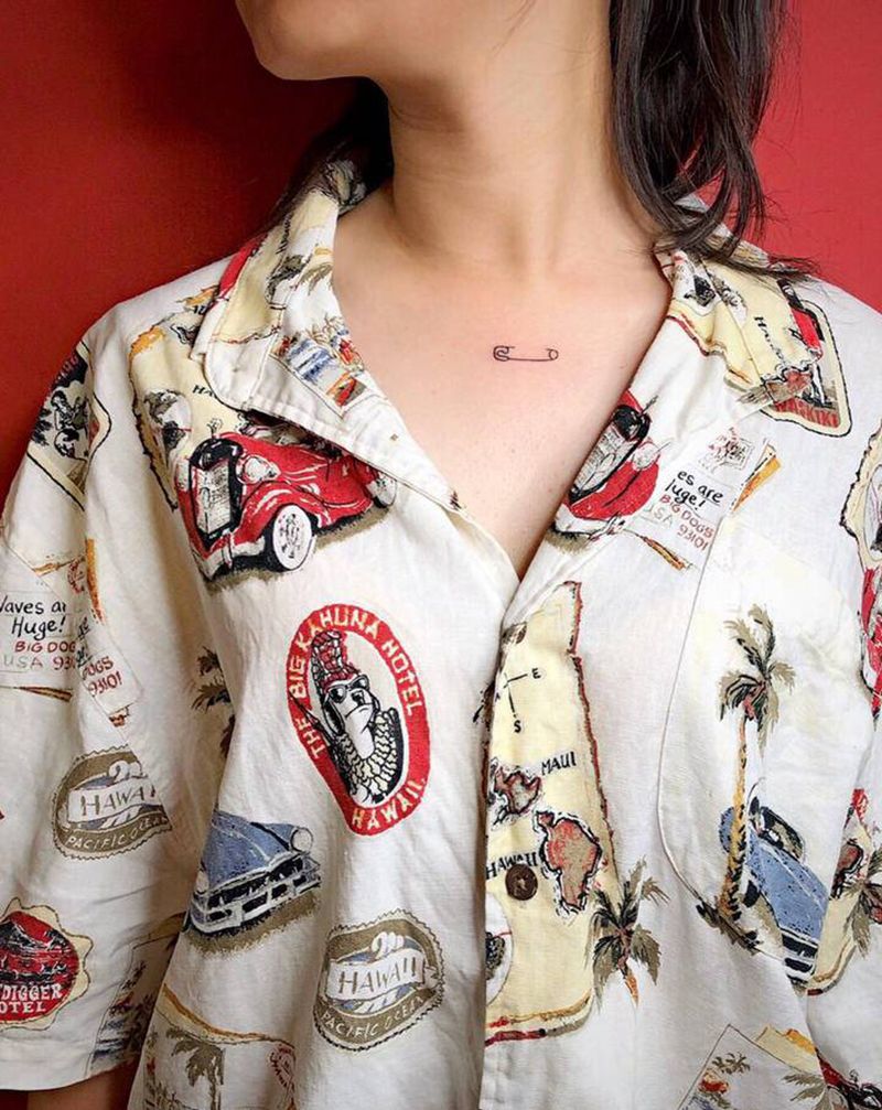 胸口小别针纹身图片_胸部纹身图案