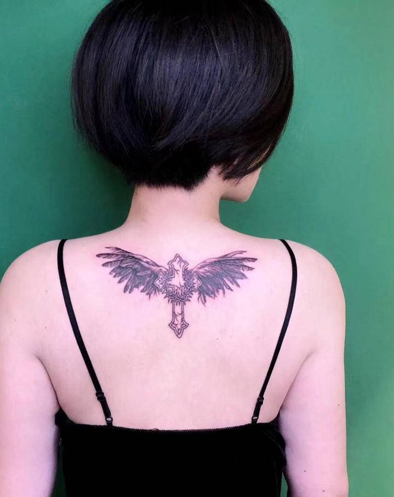 翅膀 十字架纹身图片_背部欧美写实纹身图案