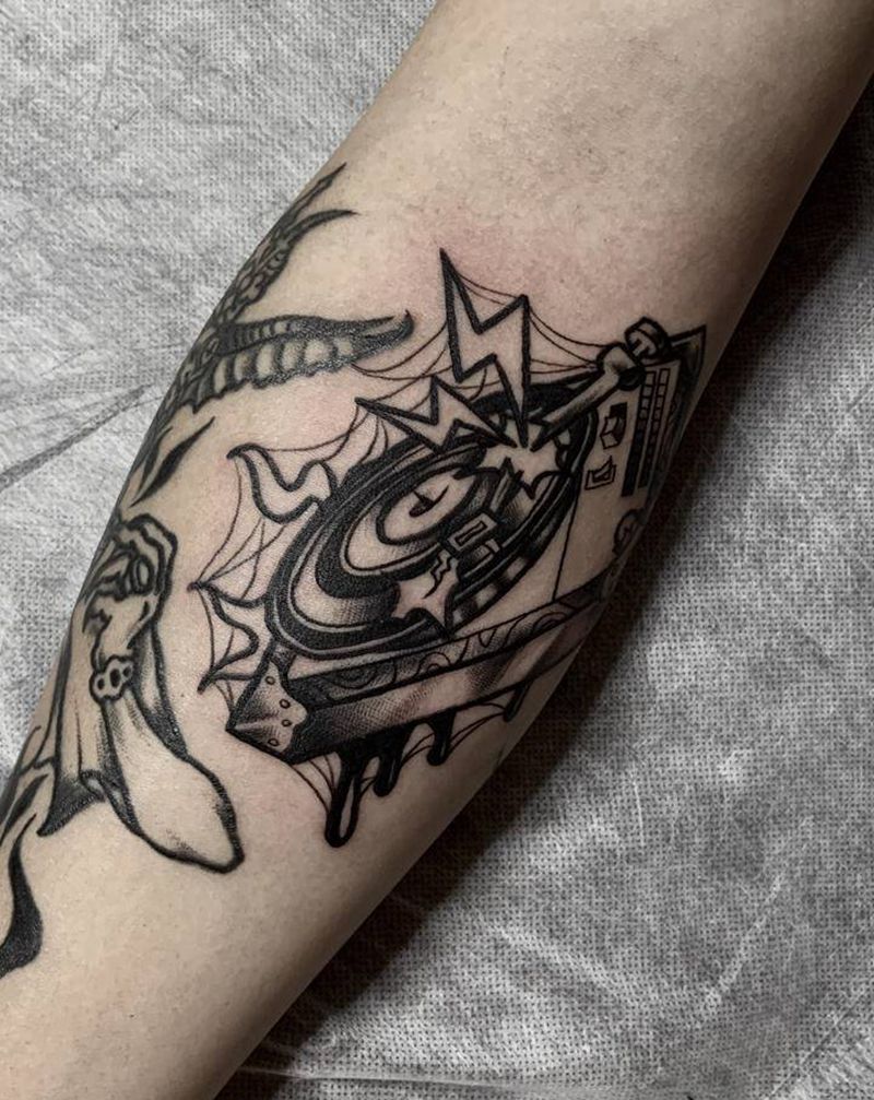 热爱音乐纹身图片_手臂Old School老式碟机碟机DJ纹身图案