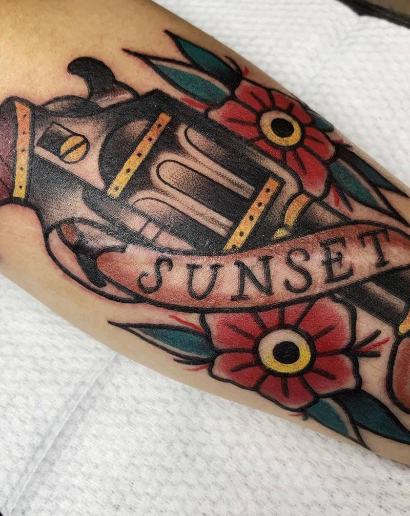 gun&rose纹身图片_手臂Old School左轮枪手枪玫瑰纹身图案