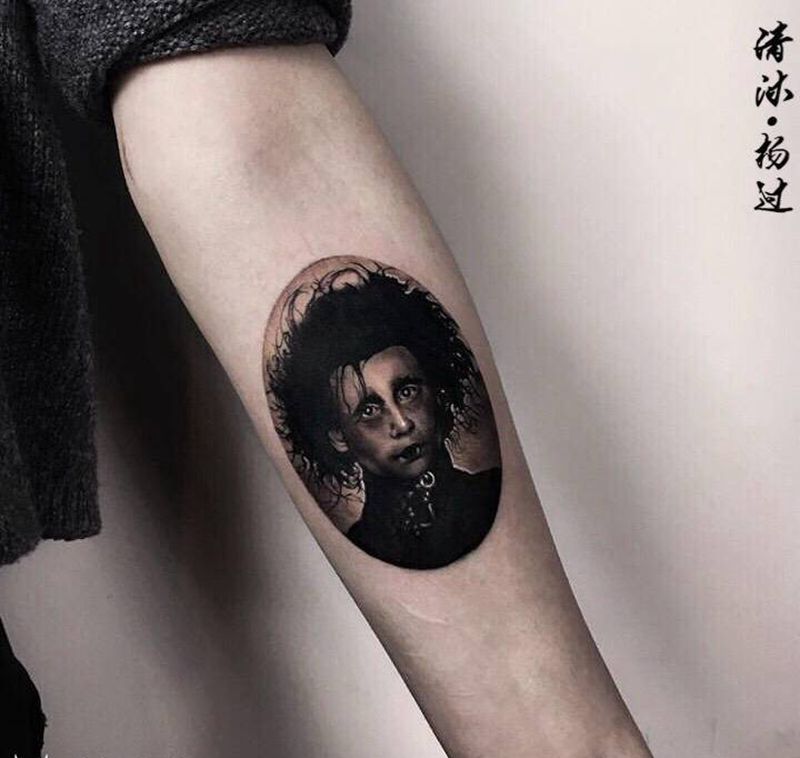 剪刀手爱德华纹身图片_手臂欧美写实纹身图案