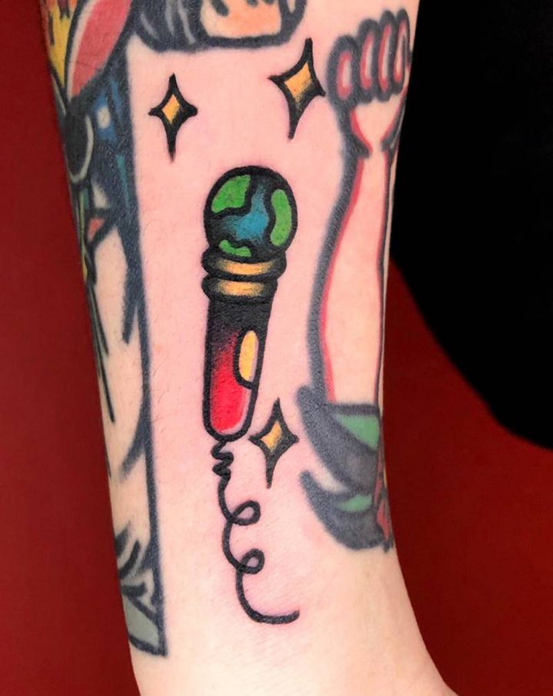 小麦克风纹身图片_手臂Old School纹身图案