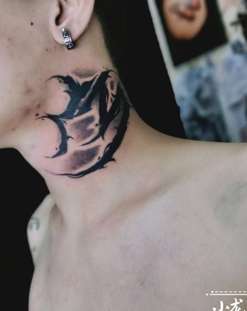 花体字纹身图片_颈部花体字纹身图案