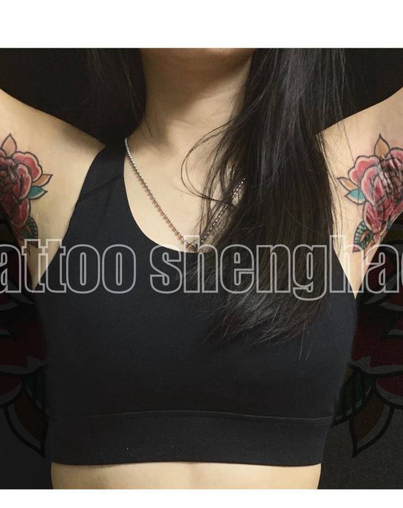 疤痕遮盖oldschool玫瑰纹身图片_肩部Old School遮盖玫瑰彩色纹身图案