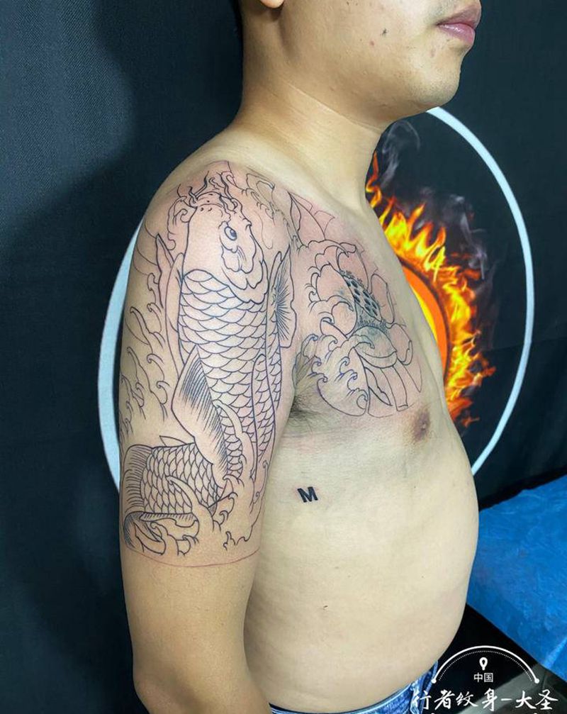 半甲锦鲤盖旧纹身纹身图片_手臂胸部老传统新传统纹身图案