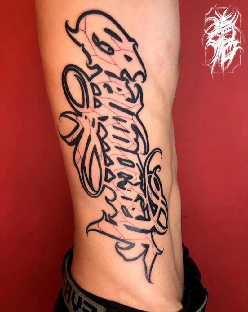 侧腰镂空花体字纹身图片_腰部花体字纹身图案