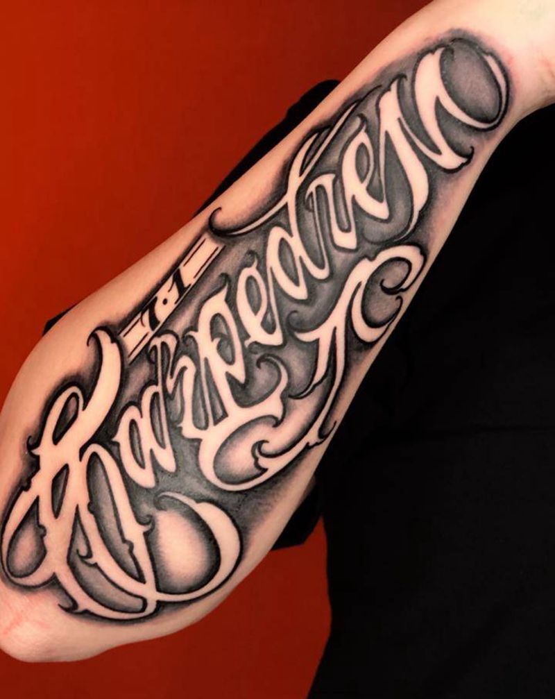 小臂外侧花体字纹身图片_手臂花体字纹身图案