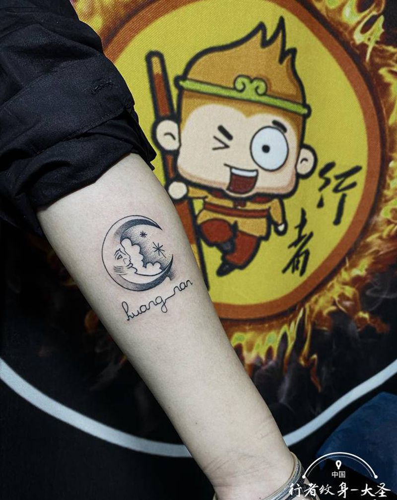 月亮纹身图片_手臂新传统点刺纹身图案