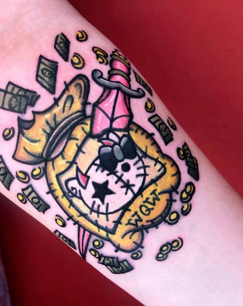 哈喽小姐姐钱袋纹身图片_手臂New School纹身图案
