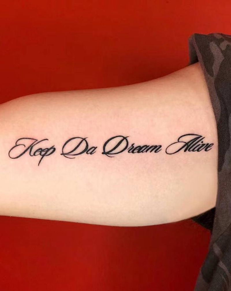 小字母纹身图片_手臂花体字纹身图案