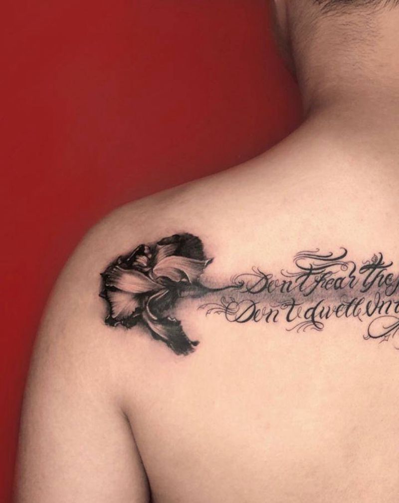 字花纹身图片_背部花体字欧美写实纹身图案