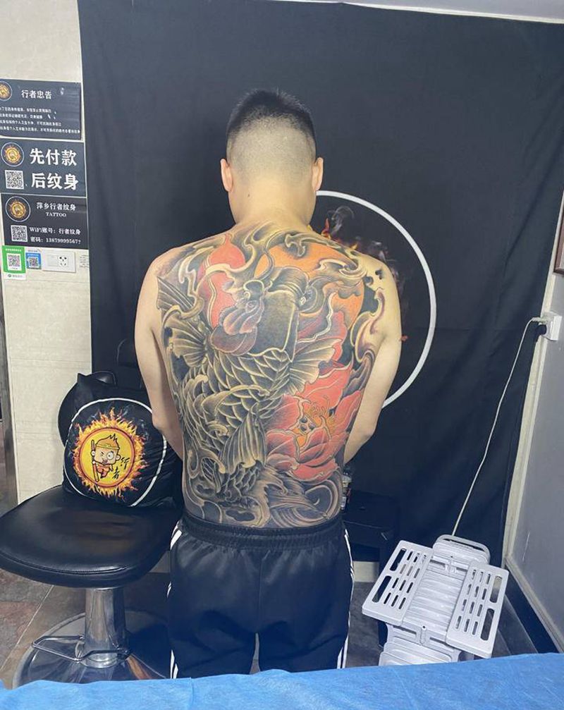 满背鱼纹身图片_背部老传统纹身图案