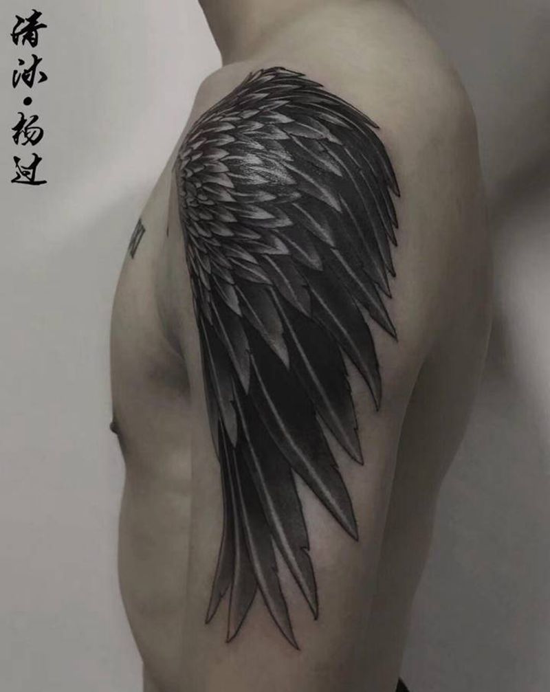 翅膀纹身图片_手臂肩部欧美写实纹身图案