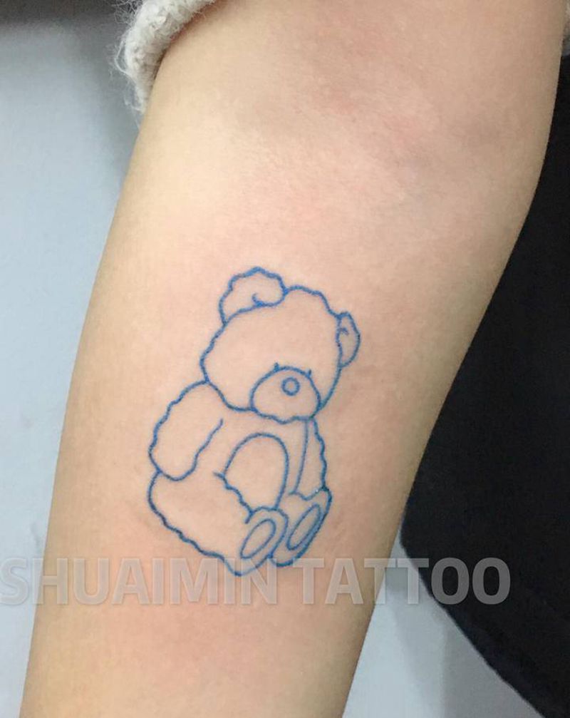 小线条熊纹身图片_手臂手部新传统New School纹身图案