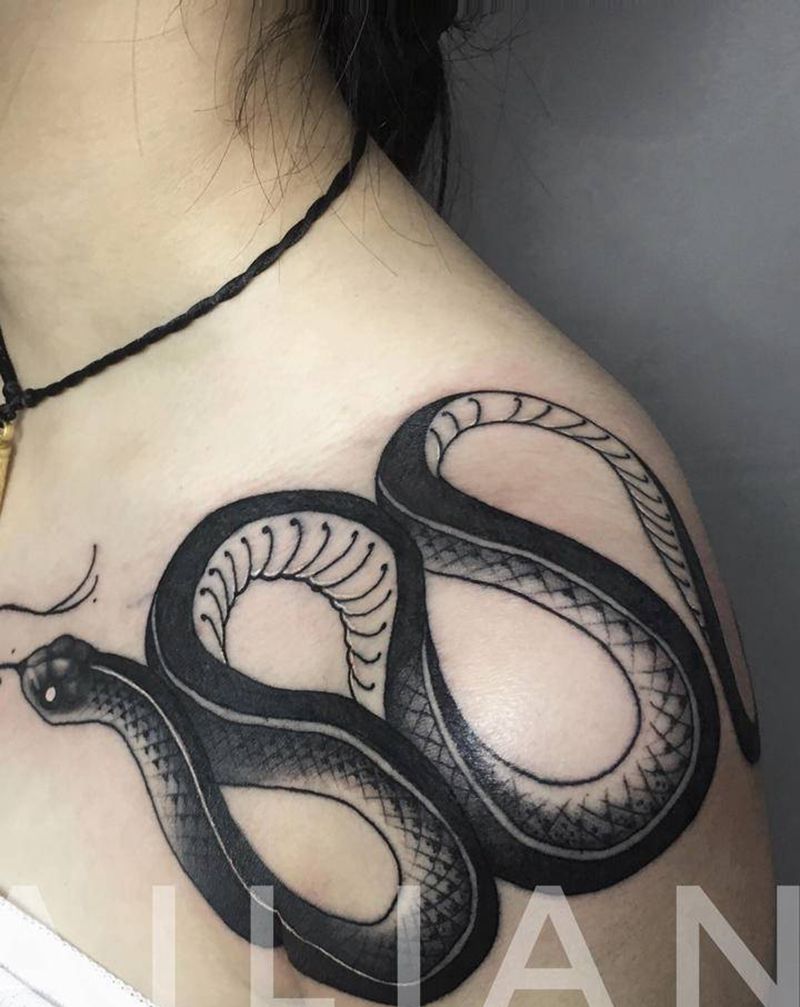 蛇纹身图片_肩部black work纹身图案