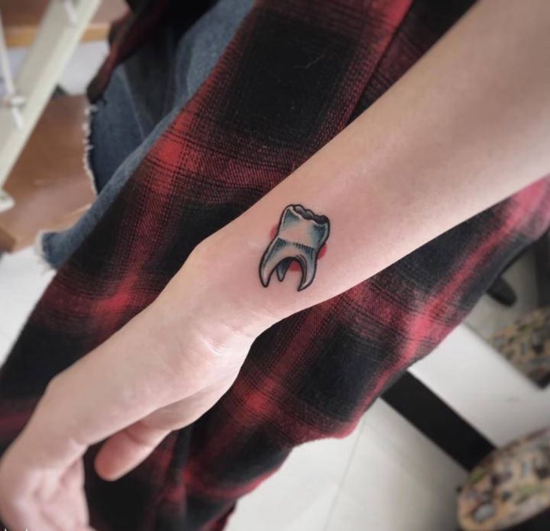 小牙纹身图片_手臂纹身图案