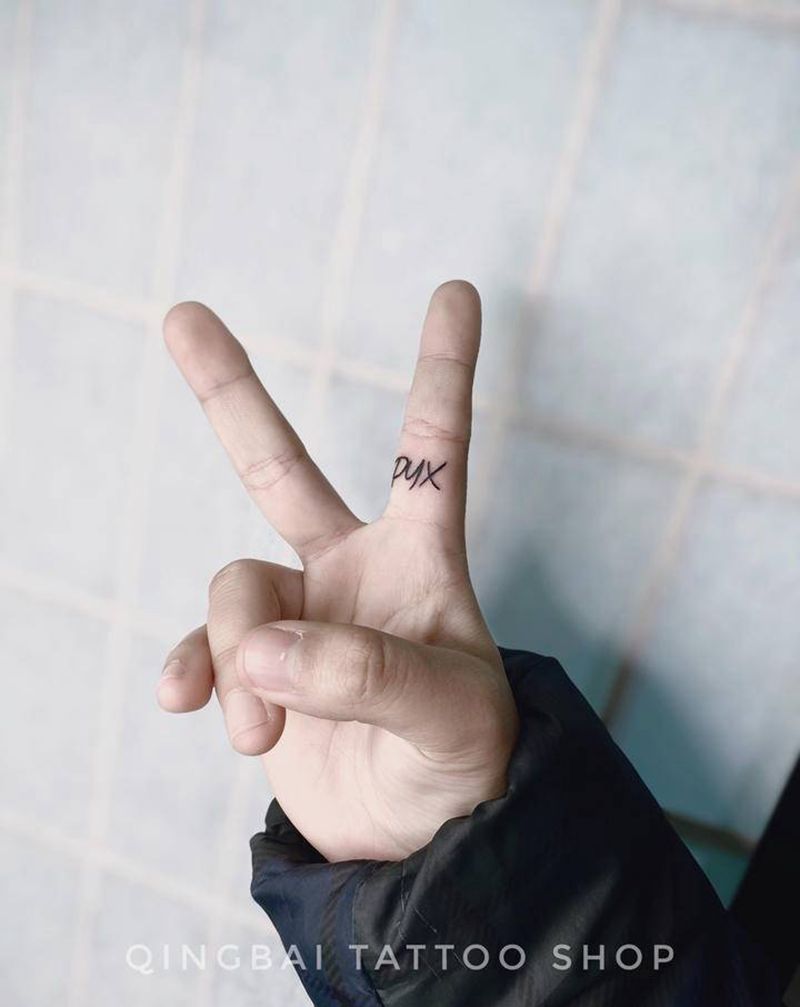 简约小字母纹身图片_手部纹身图案