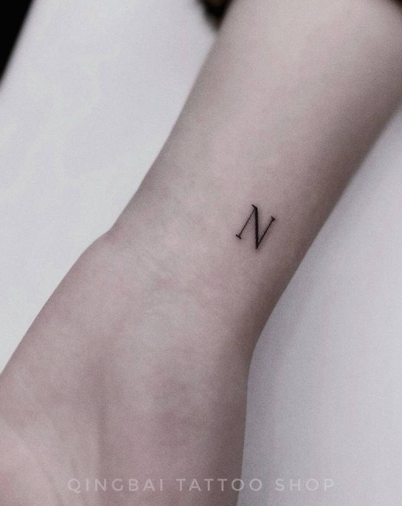 简约字母纹身图片_手部纹身图案