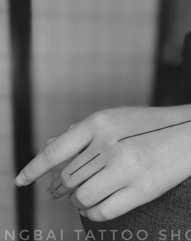 线纹身图片_手部纹身图案