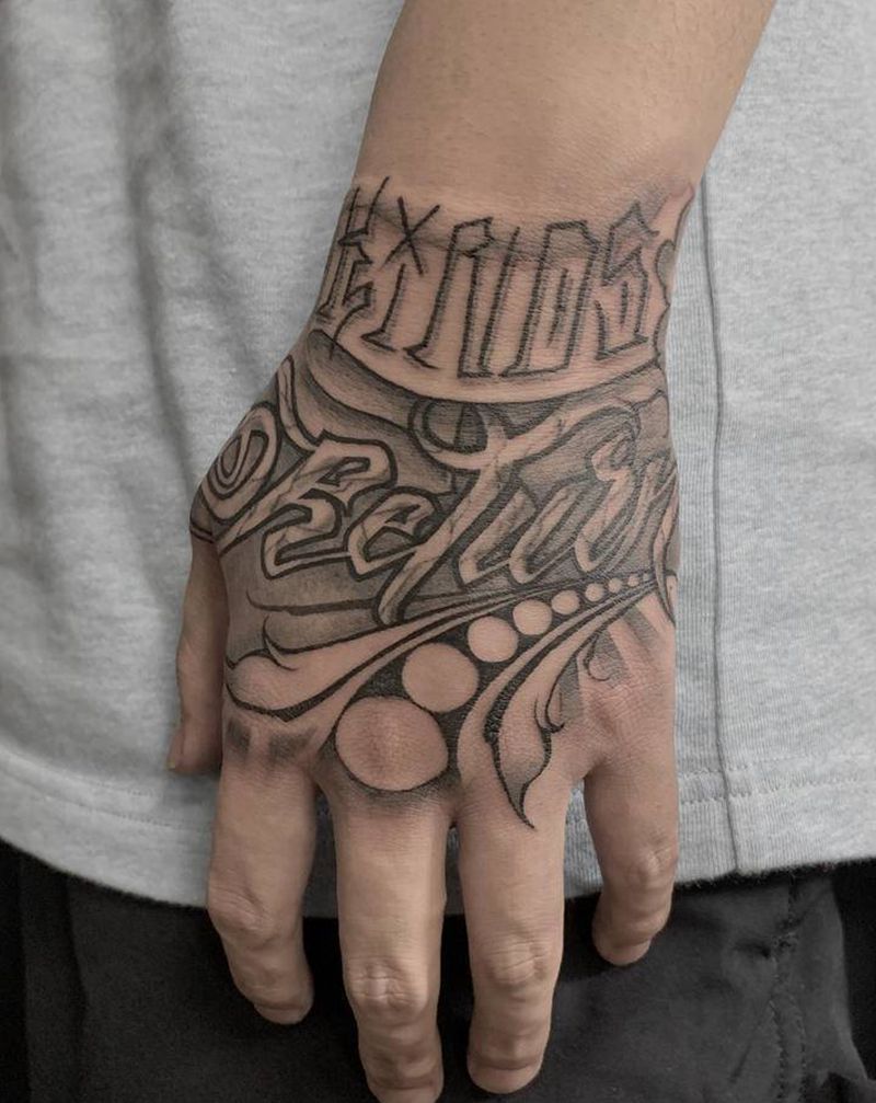 花体字手背纹身图片_手部花体字纹身图案