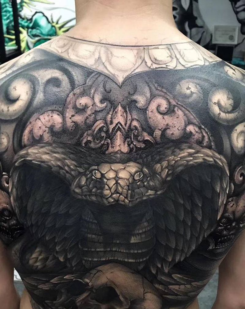 临摹-守护纹身图片_背部欧美写实满背蛇石雕纹身图案