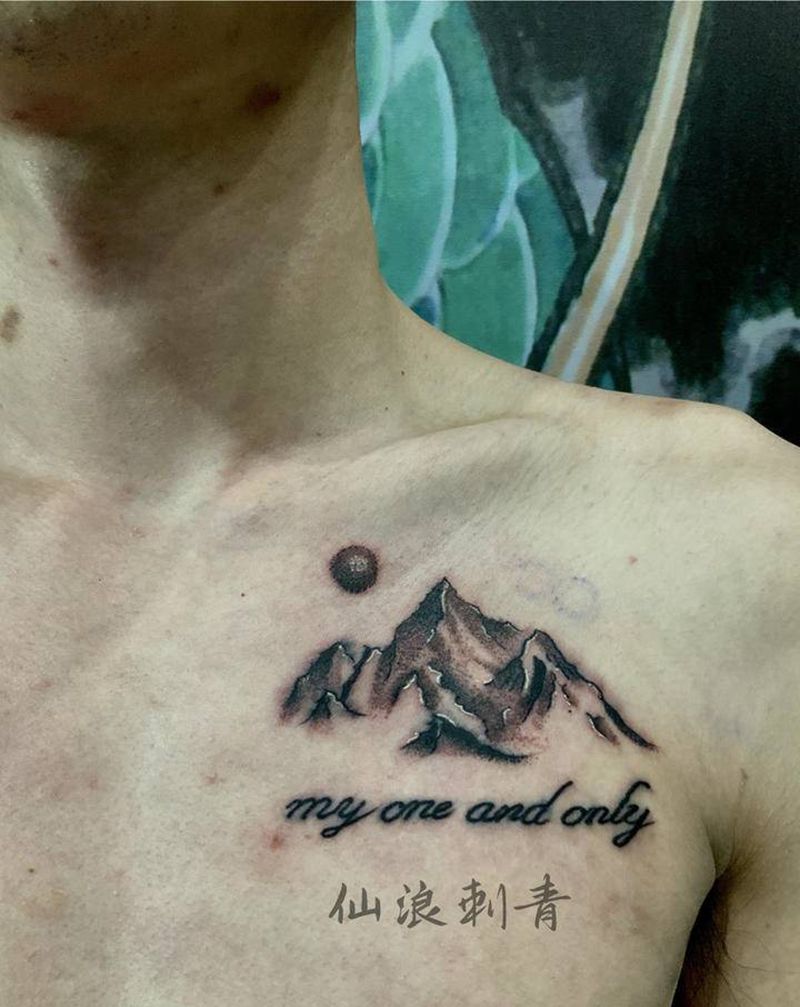 山盟纹身图片_胸部点刺纹身图案