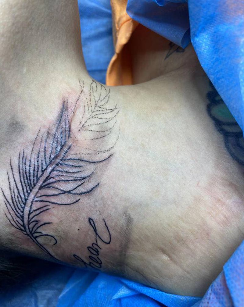 羽毛疤痕遮盖纹身图片_颈部水彩纹身图案