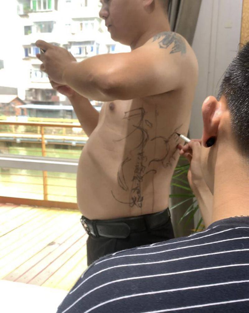 水墨纹身图片_腹部腰部水墨纹身图案