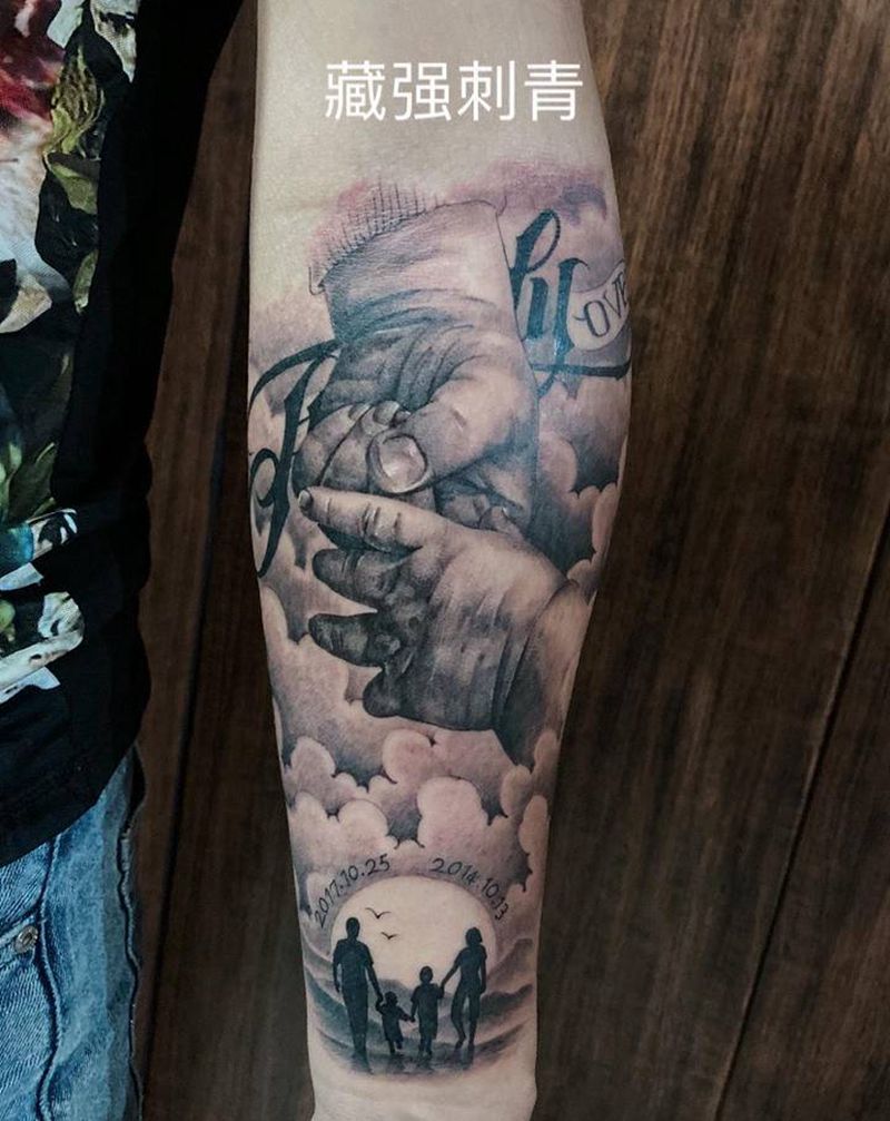 温馨家庭纹身图片_手臂欧美写实纹身图案