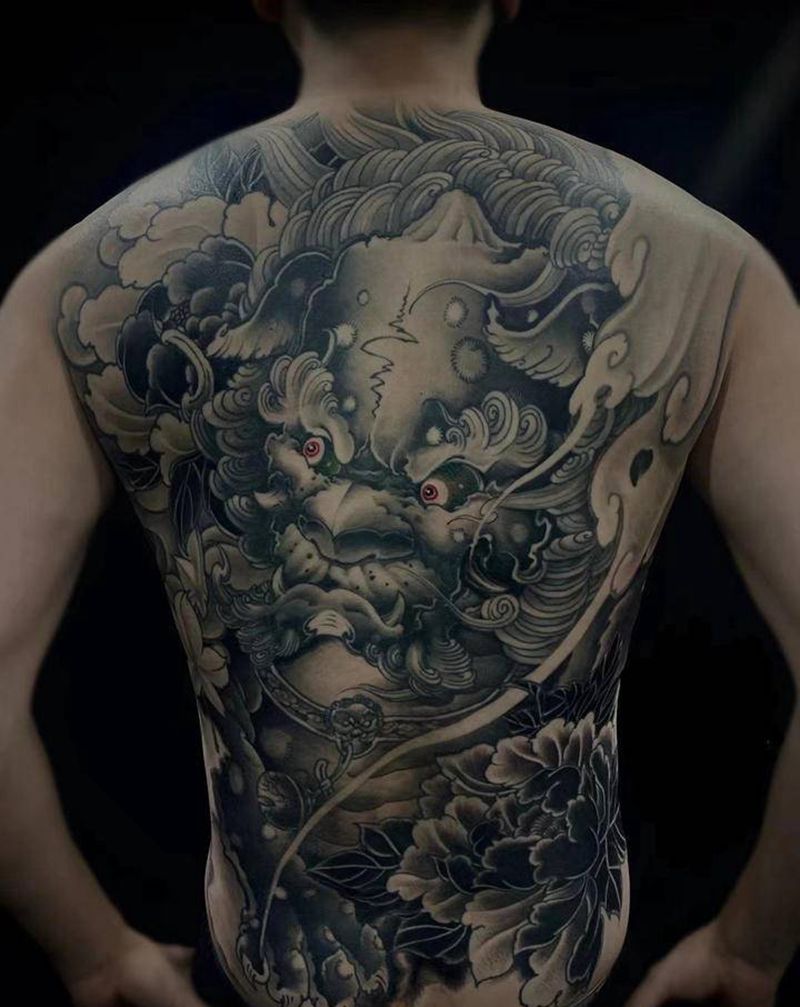 满背唐狮纹身图片_新传统纹身图案