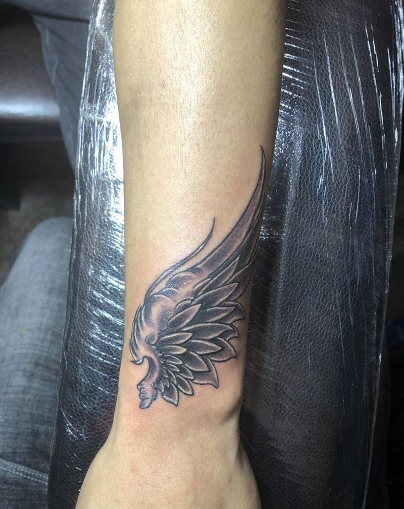 翅膀遮盖字母纹身图片_手臂新传统纹身图案