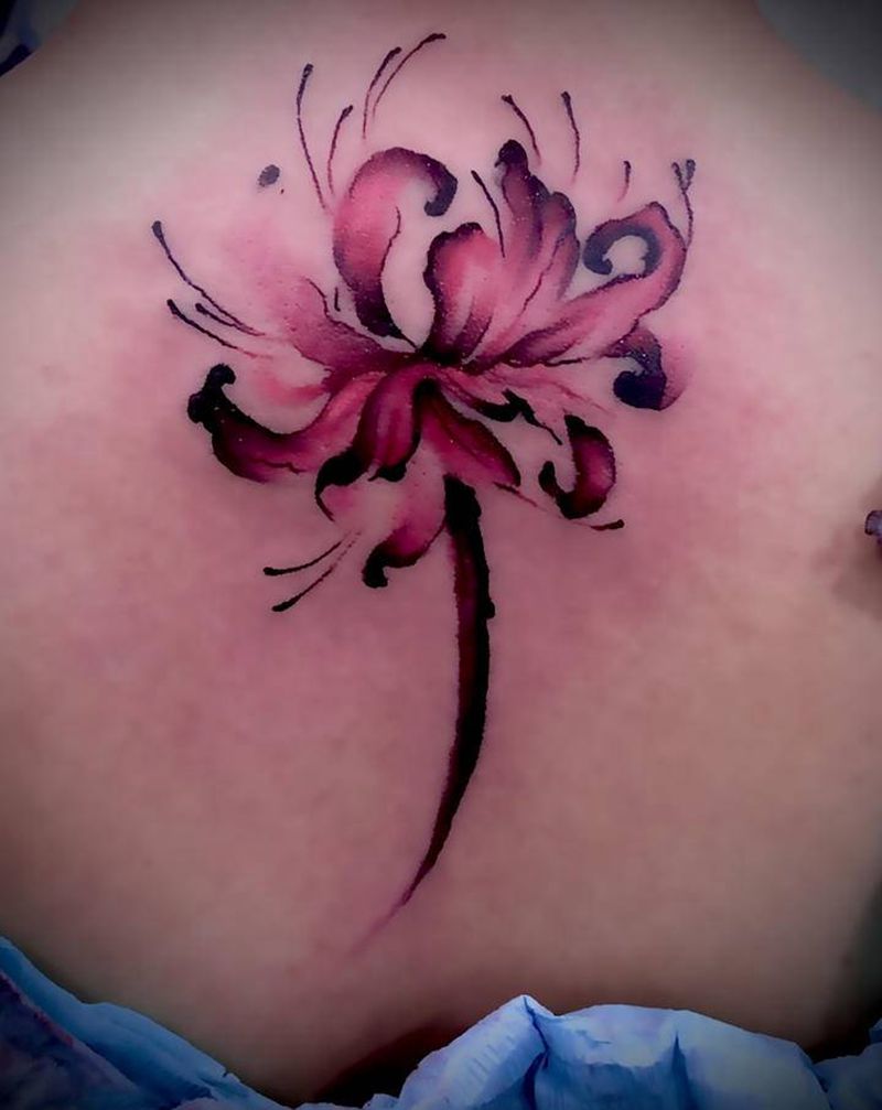 彼岸花纹身图片_背部水彩水墨纹身图案