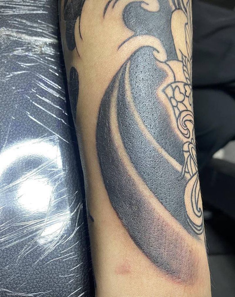 浪花石头局部未完纹身图片_手臂新传统纹身图案