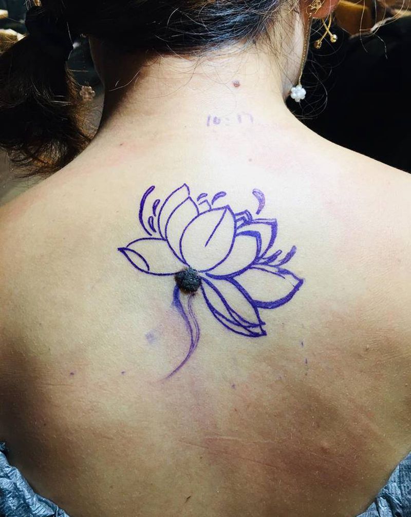 荷花纹身图片_背部纹身图案